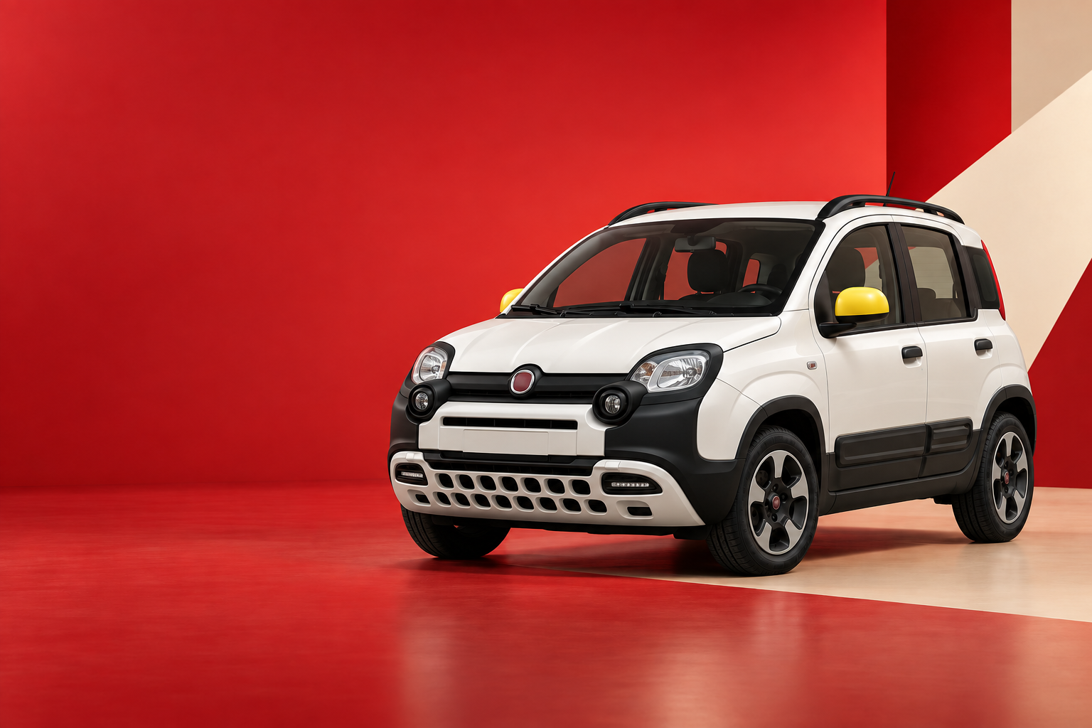 Fiat Pandina Hybrid Icon bianca con dettagli neri e specchietti gialli su fondale rosso e crema